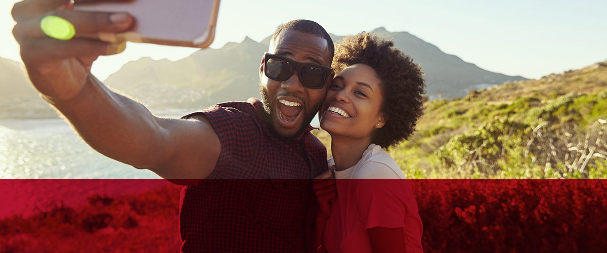 image_billboard_Couple-Pose-For-Selfie-On-Clifftop_stoma-sticker