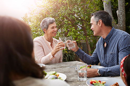 couple-at-table-outdoors-at-dinner-party-supporting-bladder-health_495x328