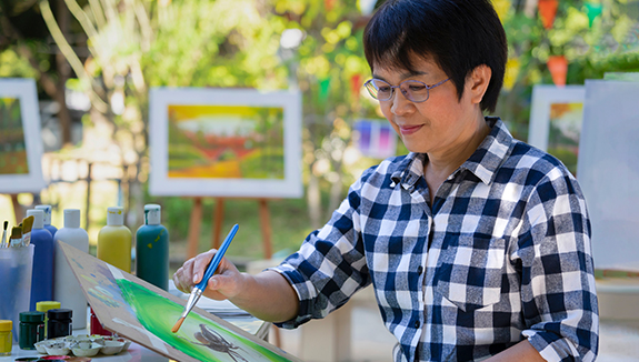 woman-painting-on-canvas-and-intermittent-catheter-basics