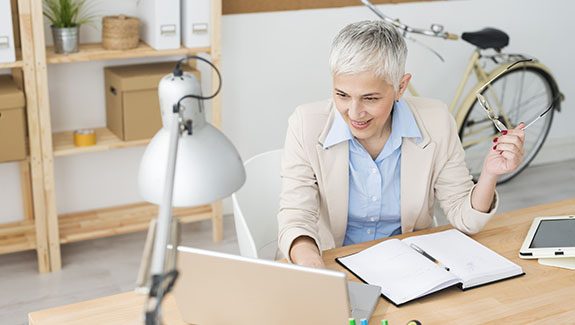 woman-working-at-desk-4-tips-to-sticking-to-your-self-catheterization-schedule
