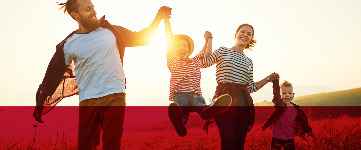 Billboard_Ostomy_Awareness_Day_happy-family-in-sunny-field