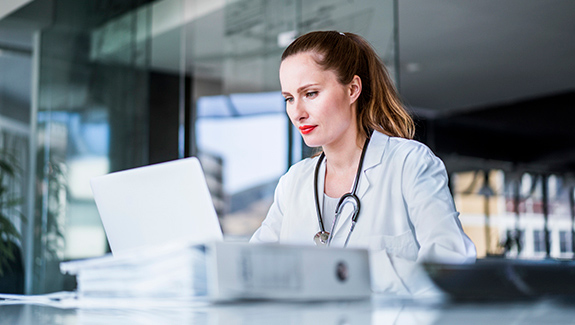 clinicianatconferencetableadvocateclinicaltrialrevealsimpactofceramideinfusedskinbarrier575x325