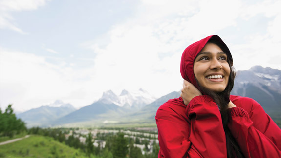 woman-hiking-near-mountains-free-from-skin-discomfort-around-a-stoma-575x325